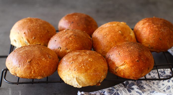 No-Knead Bread Buns with Seeds and Whole Wheat Flour – Step by Step Recipe no knead bread buns with seeds and whole wheat flour recipe step by step
